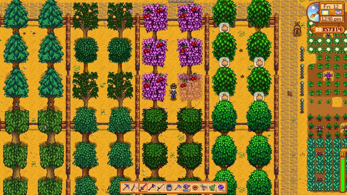 Stardew Valley karakteri bir ağaç çiftliğinin ortasında duruyor